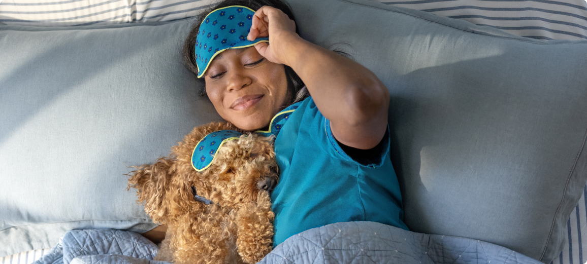 Pies odpoczywający z opiekunem w łóżku